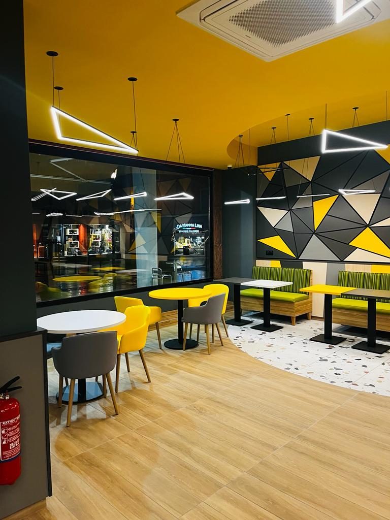 Intérieur chaleureux d’un restaurant Five Pizza Original